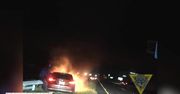 “Wysiadaj, twoje auto płonie!”. Nieprzytomny kierowca przeżył dzięki brawurowej akcji policjantów