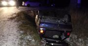 Samochód wypadł z drogi i dachował. Dwie osoby trafiły do szpitala Kamienna