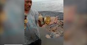 Martwy wieloryb na plaży w Indonezji. W żołądku miał 15 kilogramów plastikowych śmieci