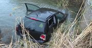 23-latka wjechała do stawu w Dębnicy. Z pomocą przyszli przejeżdżający kierowcy