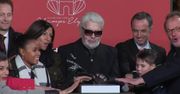 Karl Lagerfeld zapalił świąteczne światełka na Polach Elizejskich. Stylowe dekoracje bożonarodzeniowe w Paryżu