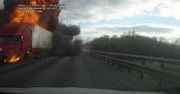 Pożar ciężarówki po czołowym zderzeniu z samochodem osobowym w Rosji