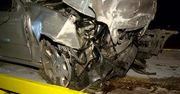 Samochód uderzył w przydrożny garaż. Kierowca zginął na miejscu