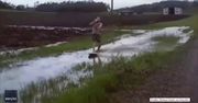 Wakeboarding po… zalanym polu. Miłośnik sportów wodnych wykorzystał skutki ulewnych opadów deszczu