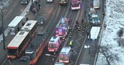 BMW wjechało w przystanek w Warszawie, cztery osoby ranne. Kierowca próbował ominąć korek torami