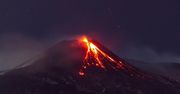 Etna znowu pluje lawą. Widowiskowa nocna erupcja zachwyca turystów, niepokoi mieszkańców Sycylii