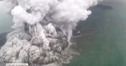 Dzień po erupcji i wywołaniu fali tsunami, wulkan Krakatau nadal wyrzuca z siebie dym i popiół