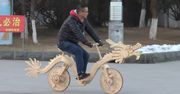 Chiński konstruktor zbudował rower z 22 tysięcy patyczków po lodach