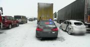 Karambol na A1. Ranni i kilkanaście rozbitych samochodów