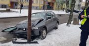 UDERZYŁ W DWA AUTA I SŁUP. POMOCY UDZIELALI MU POLICJANCI