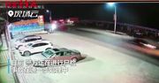 Tragiczny wypadek w Chinach. Pijany kierowca wbił się w ciężarówkę i wypadł z samochodu
