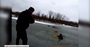 Policjanci wpadli pod lód podczas ratowania nastolatka z jeziora. Wszystkich udało się uratować