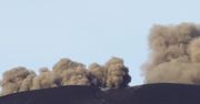Samochody na Sycylii pokryte warstwą wulkanicznego pyłu. Etna znowu niespokojna