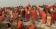 Kąpiel w Gangesie z okazji Wielkiego Święta Dzbana. Miliony pielgrzymów ciągną na północ Indii