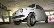 Zabytkowy fiat 500 wzniósł się w powietrze nad Szczecinem. Stał się wystrojem wnętrza jednego z biurowców