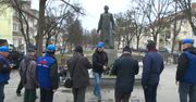 Pomnik księdza Jankowskiego wrócił na cokół. Ustawili go stoczniowcy Stoczni Gdańskiej