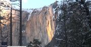 W parku Yosemite spłynął “ognisty” wodospad