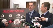 PO ustawia w Sejmie nową tablicę przedstawiającą “układ Kaczyńskiego”