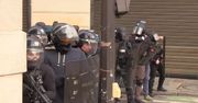 Latające kamienie kontra gaz łzawiący. Starcia “żółtych kamizelek” z policją w Paryżu