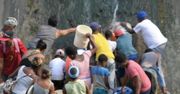 Z powodu awarii sieci elektrycznej mieszkańcy Caracas nie mają wody w kranach i muszą ją czerpać z rzeki