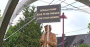 W Niemczech na rondzie stanęła… wielka drewniana rzeźba Donalda Trumpa. Prezydent Stanów Zjednoczonych pozdrawia kierowców uniesionym w górę kciukiem