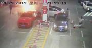 Rozpędzone auto wjechało w dystrybutor paliwa, wywołując pożar. Doskonale przeszkolona obsługa ugasiła go w… 30 sekund