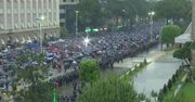 Petardami w kancelarię premiera. Antyrządowa demonstracja pod parasolami w Tiranie