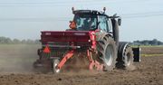 Traktor przejechał po stopie półtorarocznego dziecka i pijanym wujku