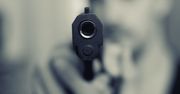 Podpalił mieszkanie i ruszył na policjantów z nożem. Został postrzelony w nogę