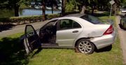 Toczące się auto uderzyło w ławkę z matką i dzieckiem i wjechało do jeziora