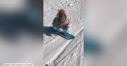 15-miesięczna dziewczynka uczy się… jazdy na snowboardzie