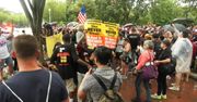 Protestujący przeciwko D. Trumpowi podpalili flagę USA w pobliżu Białego Domu. Zostali aresztowani