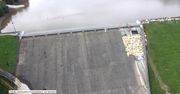 Worki z piaskiem i beton. Trwają prace, by uszczelnić tamę w Whaley Bridge