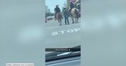 Konni policjanci w Teksasie prowadzili zatrzymanego czarnoskórego na sznurze. Zostali oskarżeni o rasizm