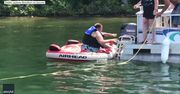 Zamiast usiąść na pontonie… wylądowała w wodzie. Córka w tym czasie zaśmiewała się do rozpuku