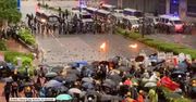 Butelki z benzyną kontra gaz łzawiący. Kolejne starcia protestujących z policją w Hong Kongu