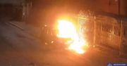 Najpierw ukradł samochód, potem oblał paliwem i podpalił. Policja poszukuje sprawcy