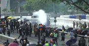 Starcia między policją i demonstrantami w Hong Kongu. Demonstranci obrzucili funkcjonariuszy butelkami z benzyną
