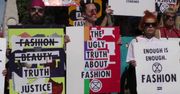 Protest ekologów przeciwko “ziemiobójstwu” podczas targów Fashion Week w Londynie