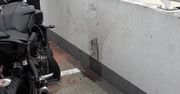 Motocyklista uderzył w mur i wypadł z ostatniego poziomu parkingu piętrowego w Radomiu