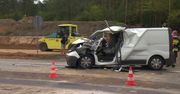 Dostawczak zderzył się z pojazdem budowlanym pod Częstochową. Kierowca został uwięziony w samochodzie