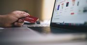 Zakupy online robimy w pracy. Szczególnie pomiędzy 1. a 10. dniem miesiąca