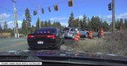 Ciężarówką wpadł w auto sprawdzane przez policjanta. Funkcjonariusz cudem uniknął obrażeń