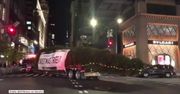 Coraz bliżej Święta. Ogromna choinka w drodze do Rockefeller Center w Nowym Jorku