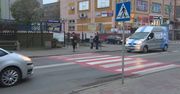 15-latka została potrącona przez dwa samochody na przejściu dla pieszych. Z licznymi złamaniami trafiła do szpitala