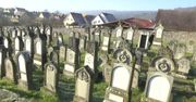 Swastyki na ponad stu żydowskich grobach. Zdewastowano cmentarz pod Strasburgiem