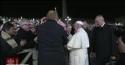 Złapała papieża za rękę i przyciągnęła. Franciszek się rozgniewał, potem przeprosił