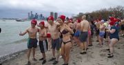 “Kąpiel niedźwiedzia polarnego” to noworoczna tradycja w Toronto. Nad jezioro Ontario przyjechały dziesiątki osób