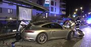Porsche staranowało przystanek w Gdańsku. Kierowca i pasażer zbiegli z miejsca wypadku