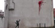 Dziewczynka strzelająca kwiatami z procy. Walentynkowe dzieło Banksy’ego w Bristolu
